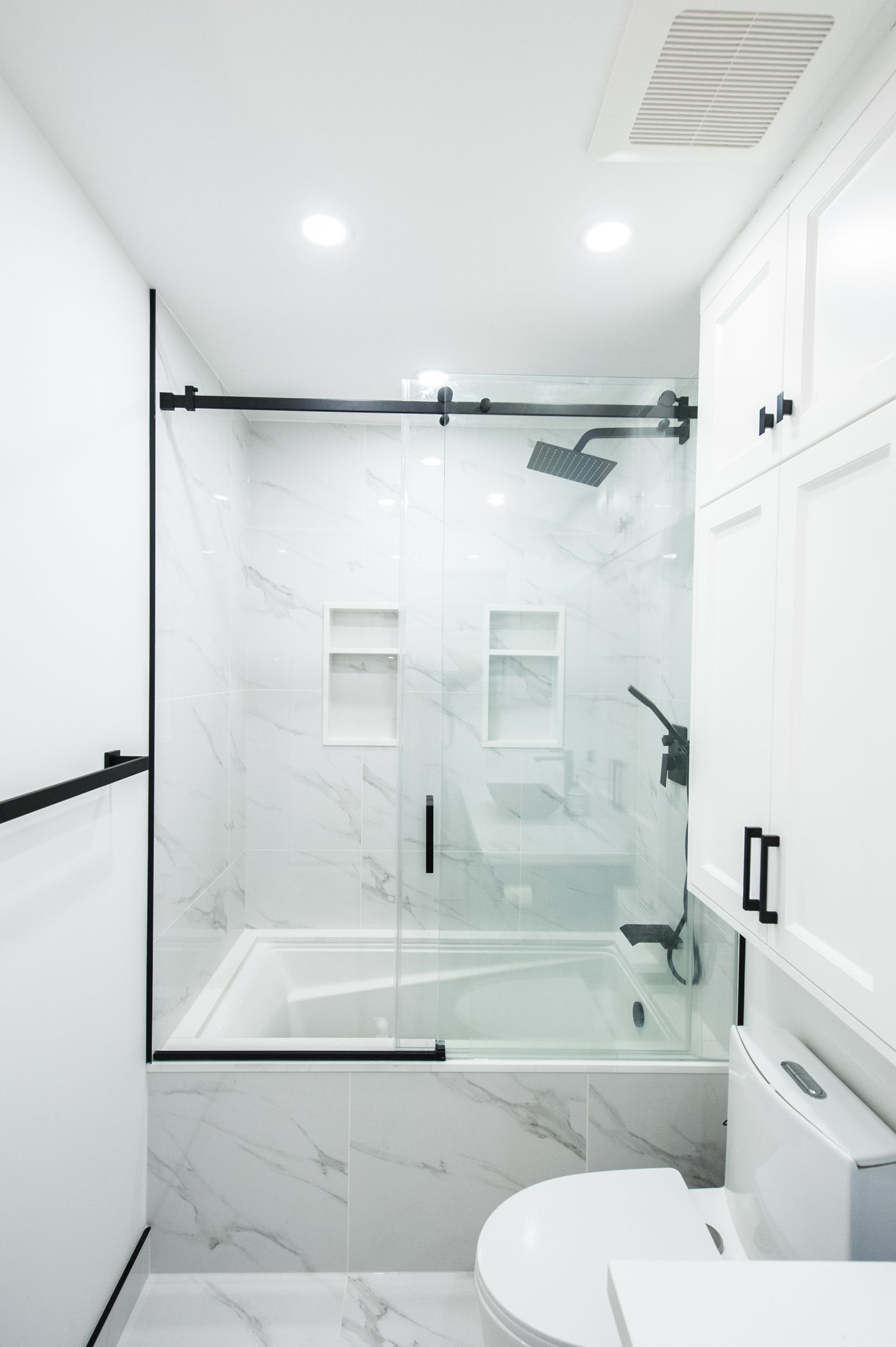 Salle de bain rénovée avec douche en marbre
