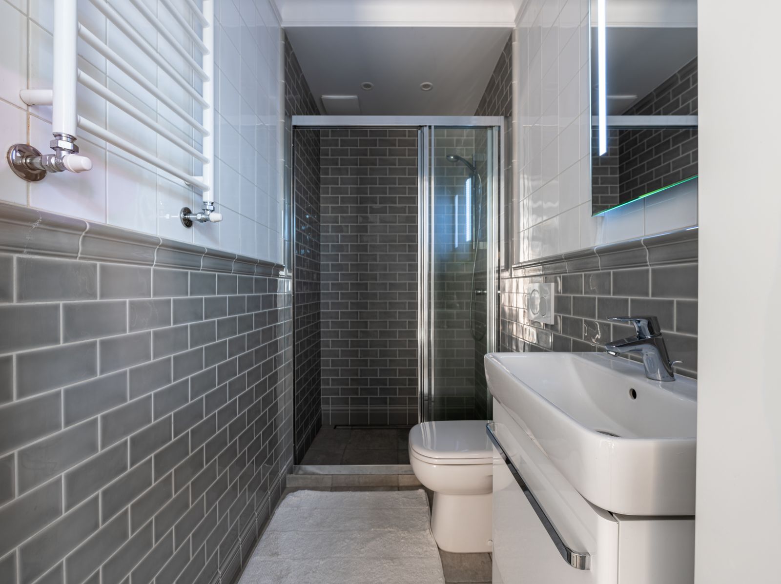 Salle de bain complète rénovée, carrelage métro