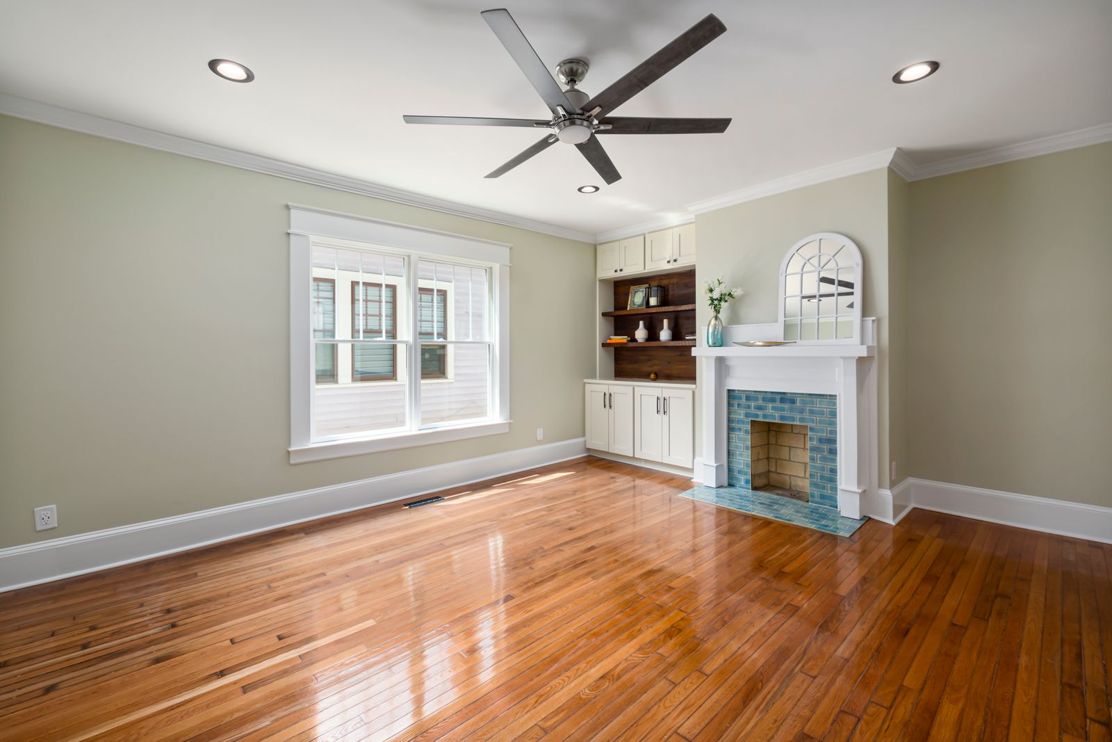 Salon rénové, parquet et cheminée