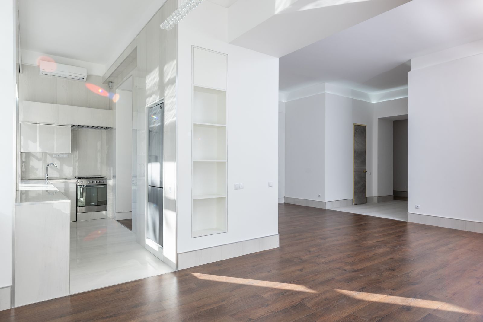 Intérieur rénové, séjour et cuisine ouverte
